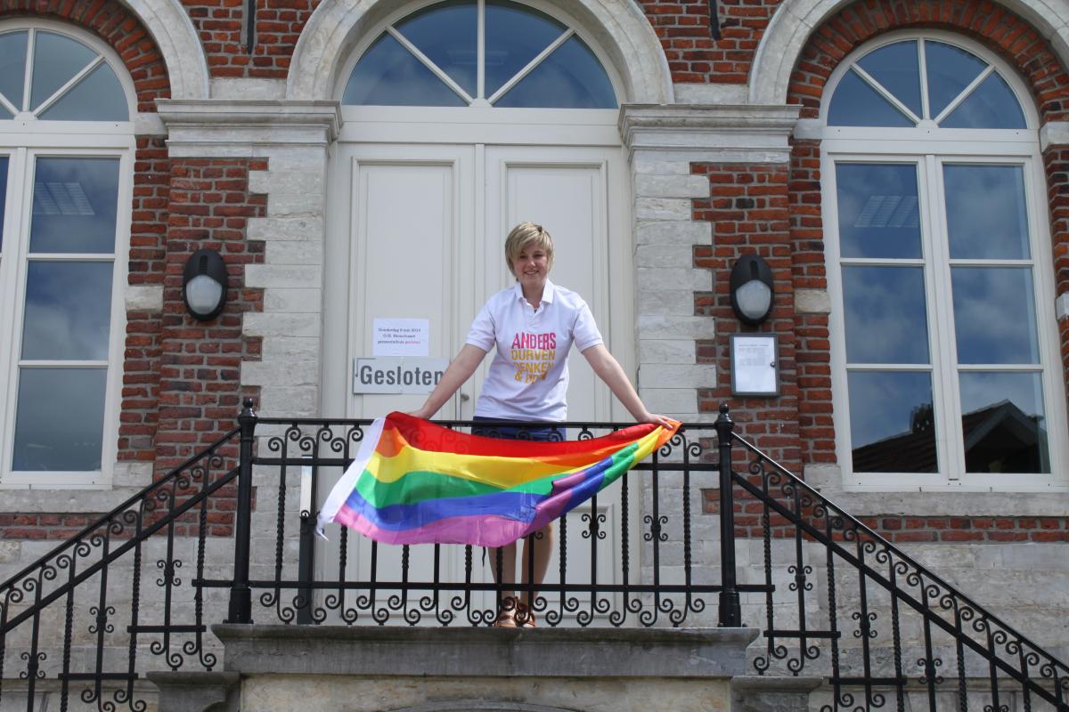 Fractieleider Liselore Fuchs met de regenboogvlag aan het gemeentehuis