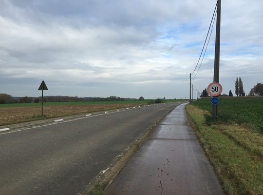 Een foto van de verwaarloosde Waversesteenweg in Meldert richting Oorbeek
