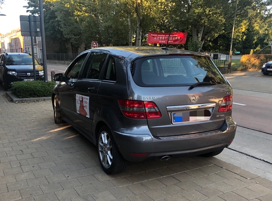 Wagens staan nu op het voetpad geparkeerd wat inderlijk is voor voetgangers, maar zeker voor personen met een handicap. Wagens staan nu op het voetpad geparkeerd wat inderlijk is voor voetgangers, maar zeker voor personen met een handicap.
