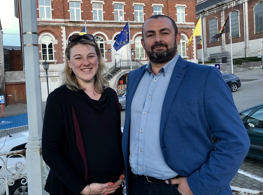 Liselore Fuchs en Siegfried Gilis trekken samen de N-VA-lijst Liselore Fuchs en Siegfried Gilis op het gemeenteplein van Hoegaarden